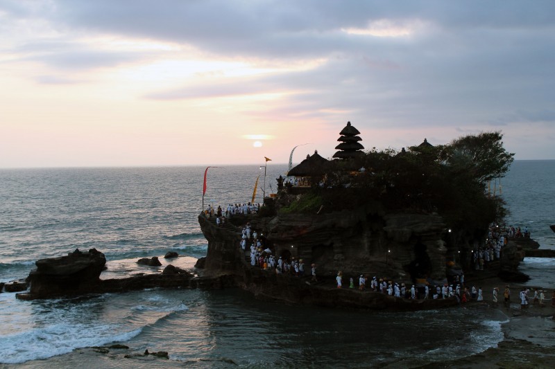 Céremonie temple Tanah Lot