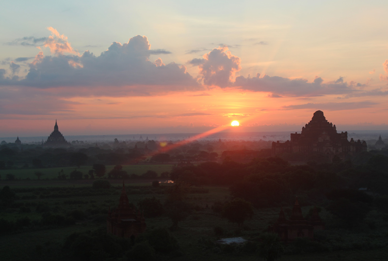 Lever du soleil sur Bagan