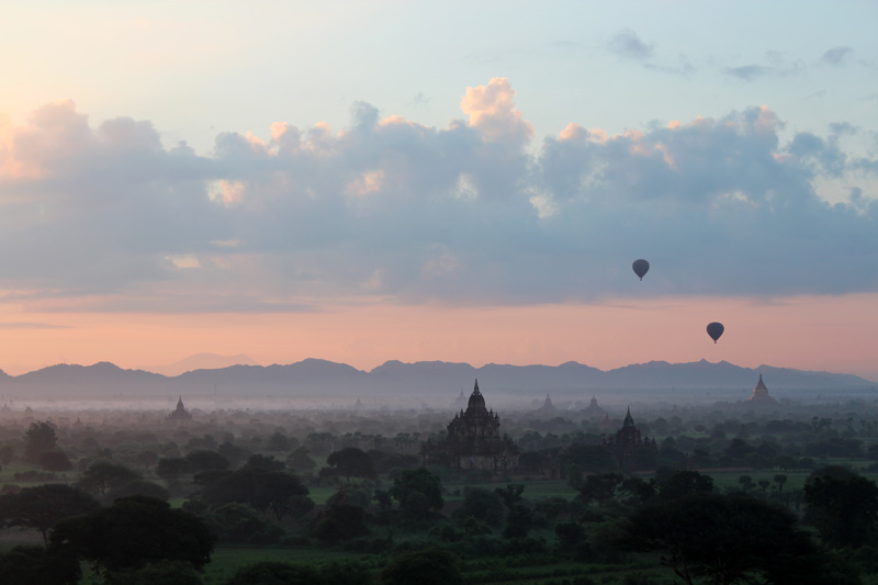 Lever du soleil sur Bagan