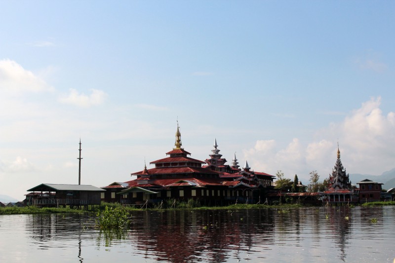 Temple lac Inle