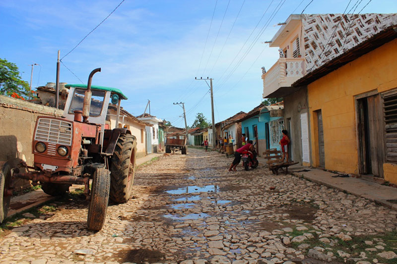 Tracteur dans les rue pavées