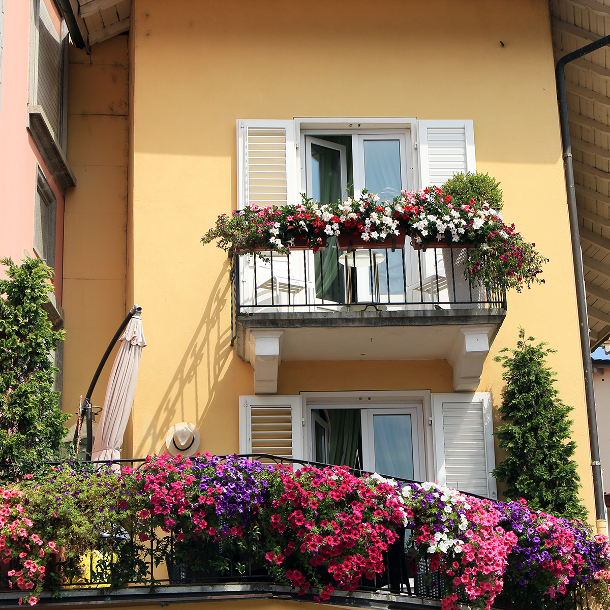 Ascona joli balcon fleuri