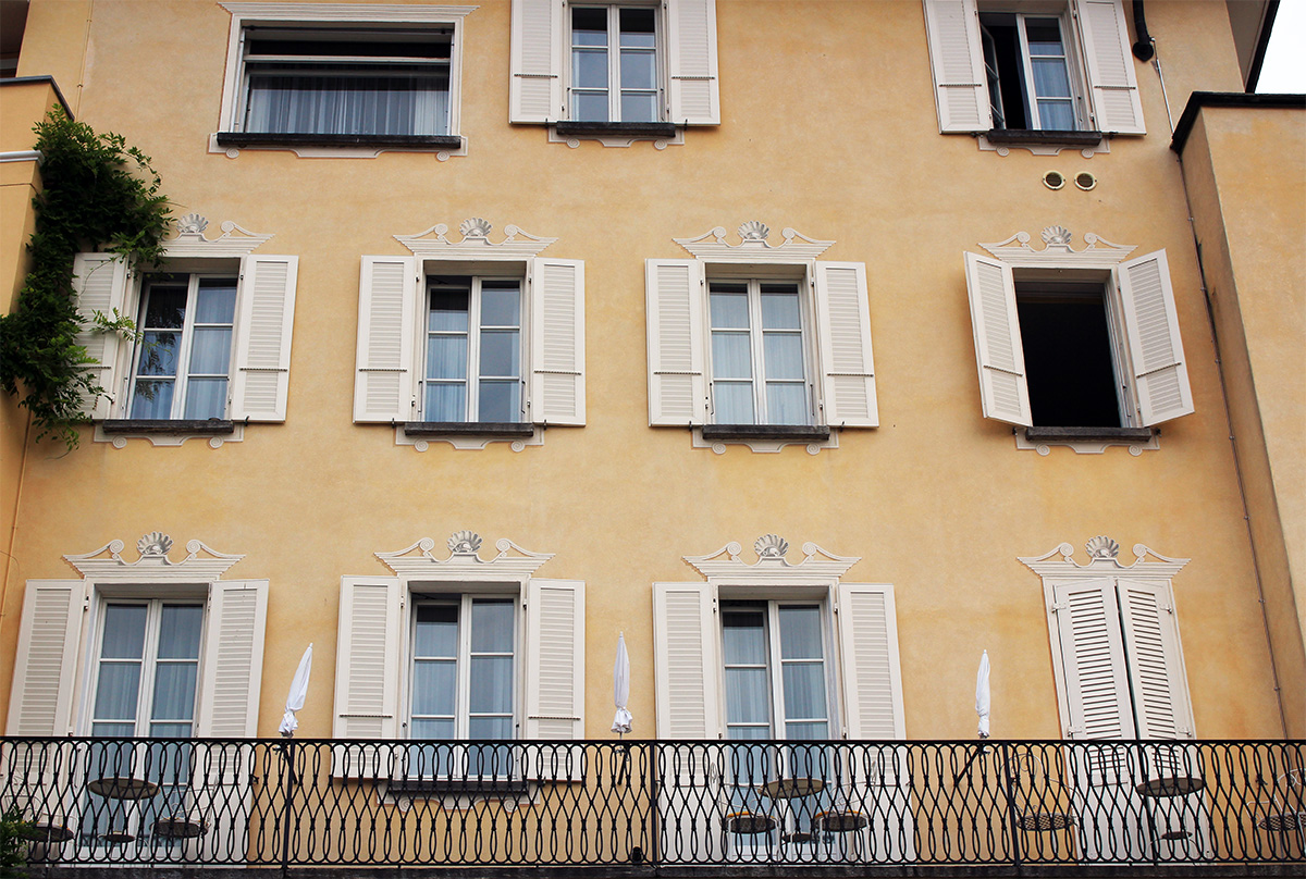 Façade jaune immeuble à Ascona