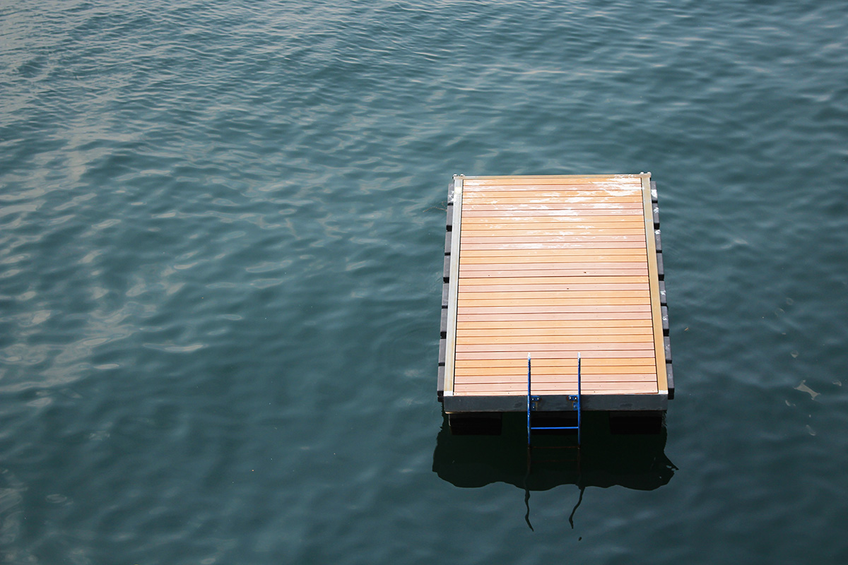 Tessin un radeau sur le lac majeur