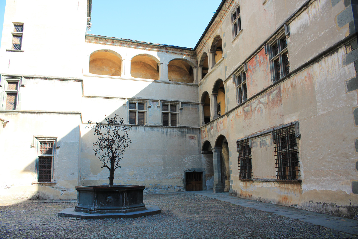 Château Issogne cours intérieure