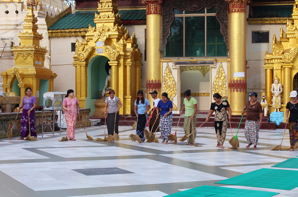 Birmanie nettoyeuses pagode Shwedagon