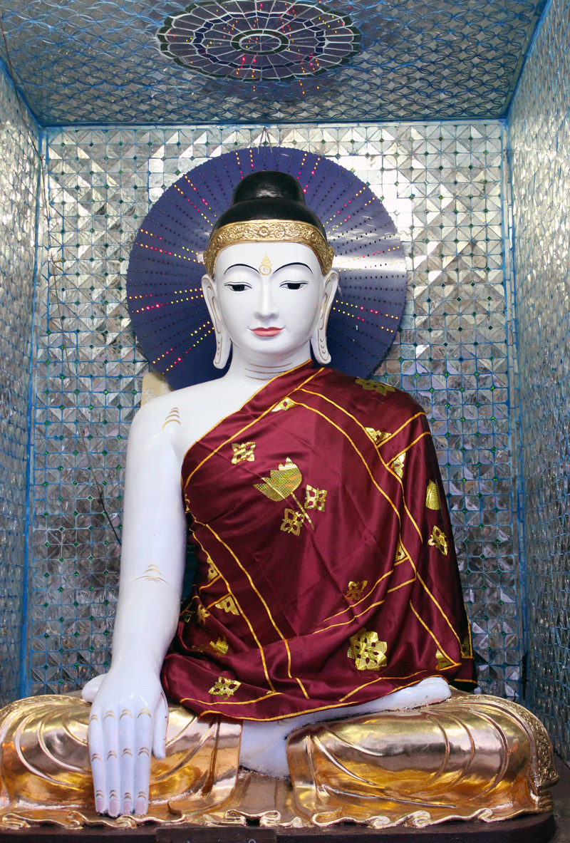 Birmanie Bouddha pagode de nuit